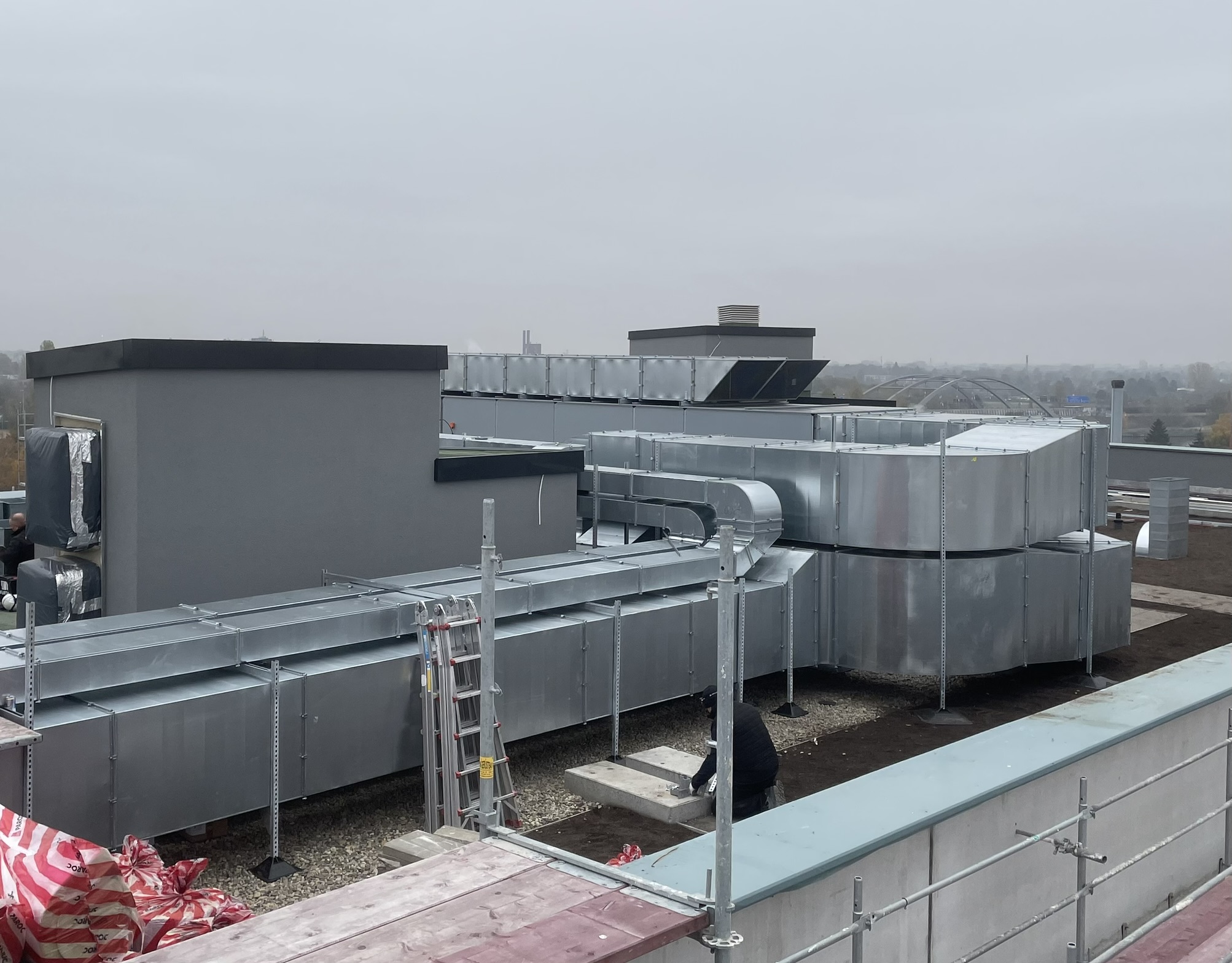 Lüftungsanlage auf einem Flachdach in Berlin