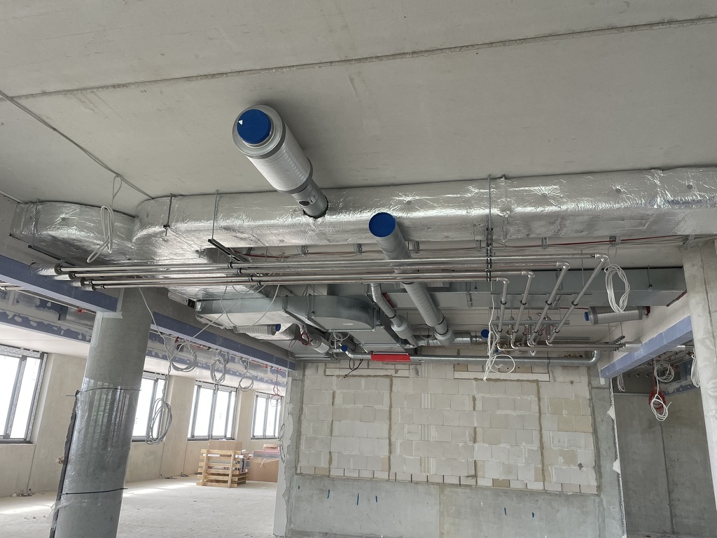 Sauber montierte Lüftungskanäle und Rohrleitungen in einem Berliner Bauprojekt